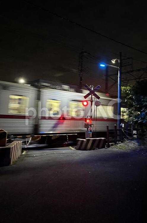 踏切のある風景 夜,踏切,電車待ちの写真素材