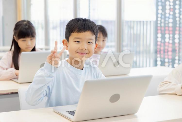 IT学習をする小学生 小学生,プログラミング,女の子の写真素材