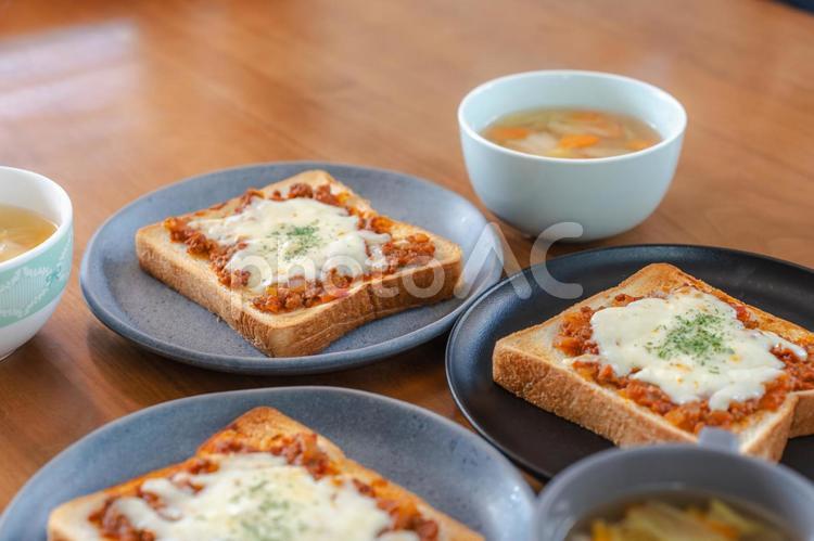 ミートソースとチーズのトースト朝食 トースト,チーズ,ミートソースの写真素材