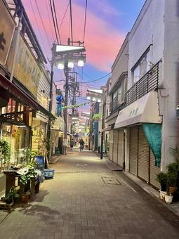 レトロな商店街と夕空 レトロな商店街と夕空 商店街,夕焼け,夕暮れの写真素材