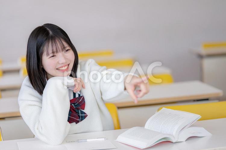 指差す女子学生 女子学生,高校生,中学生の写真素材