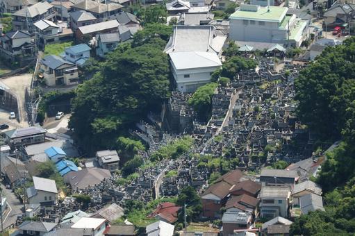日本の山あいの住宅街と墓地 日本,日本の風景,街並みの写真素材