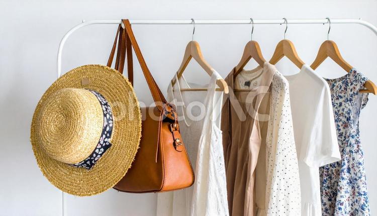 白い壁のファッションアイテムの壁面収納 ファッション,夏服,ピクチャーレールの写真素材