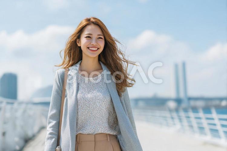 潮風吹く街を歩くビジネス女性のイメージ ビジネス,女性,街の写真素材