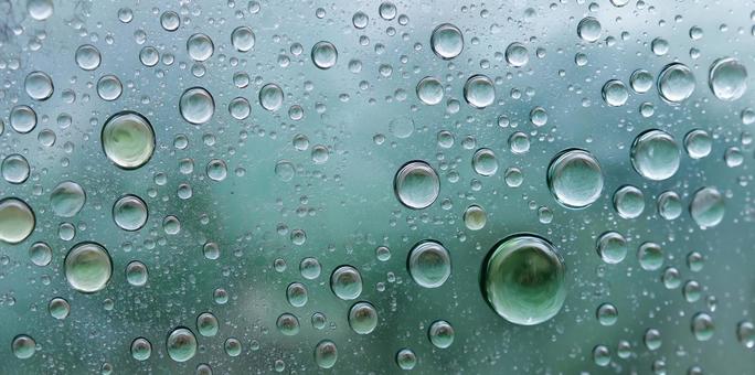 窓ガラスの水滴のアップ 窓ガラスの水滴のアップの写真
