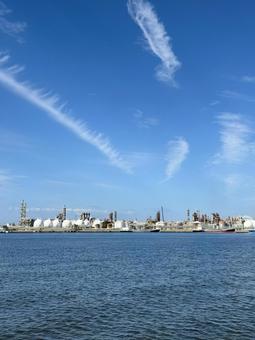 海辺に建つ臨海工業都市 海辺に建つ臨海工業都市 海,波,工場の写真素材