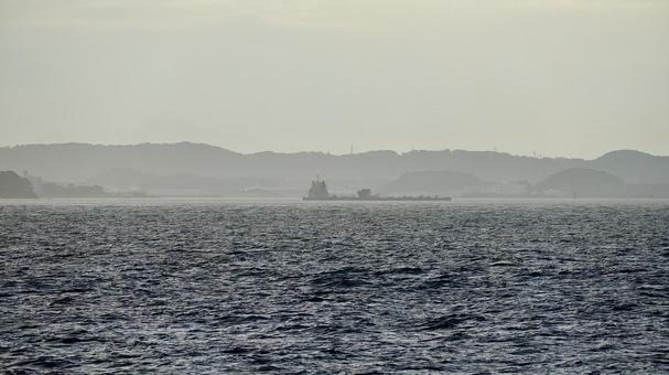 Tankers and other ships sailing through Tokyo Bay in the evening, JPG Tankers and other ships sailing through Tokyo Bay in the evening, JPG