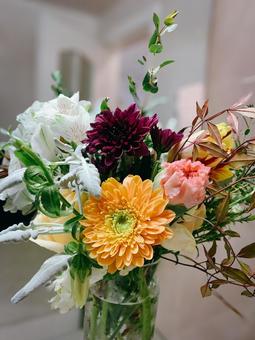 洗面所に飾られた色とりどりの季節の花々 洗面所に飾られた色とりどりの季節の花々 花束,洗面所,ガーベラの写真素材