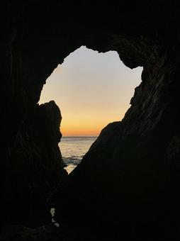 岩穴から見える海の写真