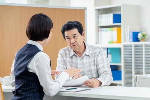 相談するシニアの男性 相談するシニアの男性 相談,シニア,高齢者の写真素材