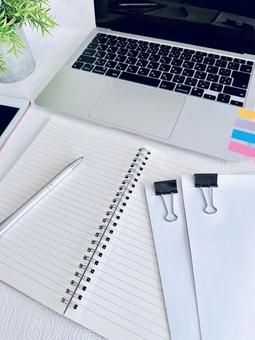 ビジネスイメージ 書類作成 デスクワーク ビジネスイメージ 書類作成 デスクワーク ビジネスイメージ,デスクワーク,書類作成の写真素材