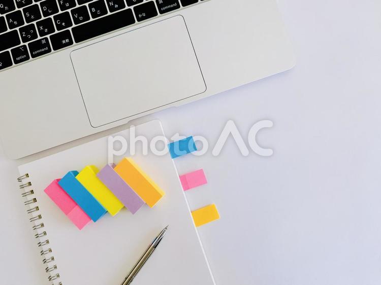 筆記用具　付箋の付いたノートとボールペン 筆記用具,文房具,事務用品の写真素材