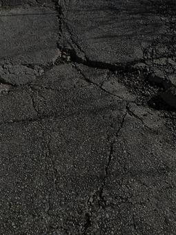 ひび割れた地面 ひび割れた地面 黒,黒い,ブラックの写真素材