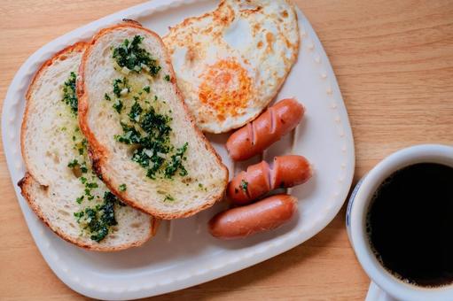 朝食プレートとコーヒー 朝食プレートとコーヒー 朝食,パン,ソーセージの写真素材