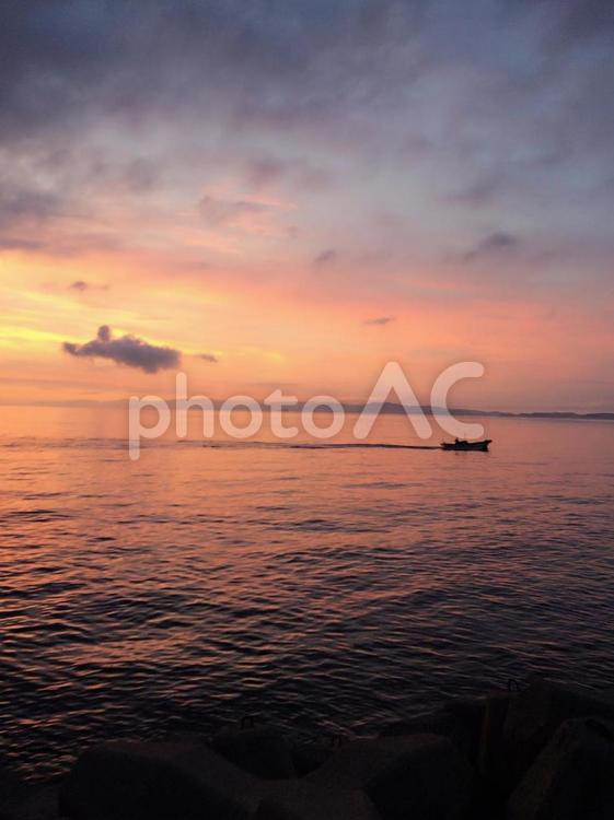 夕焼けと海 日暮れ,暁,夜の写真素材