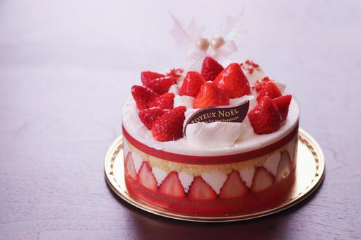 苺の乗ったホールケーキ 苺の乗ったホールケーキの写真