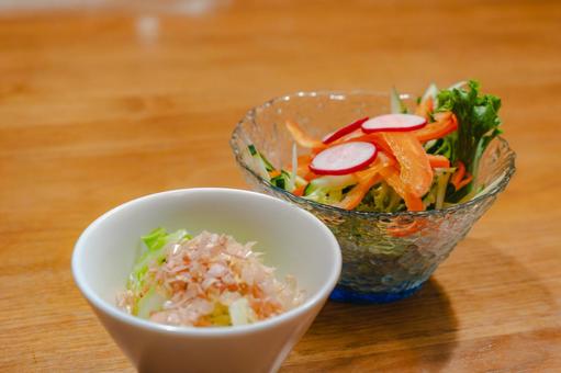 晩酌に添える野菜サラダと小鉢 晩酌に添える野菜サラダと小鉢の写真