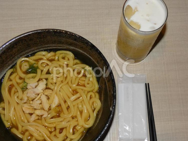 うどんとオレンジ（アイス溶けバージョン） うどん,昼食,フードの写真素材