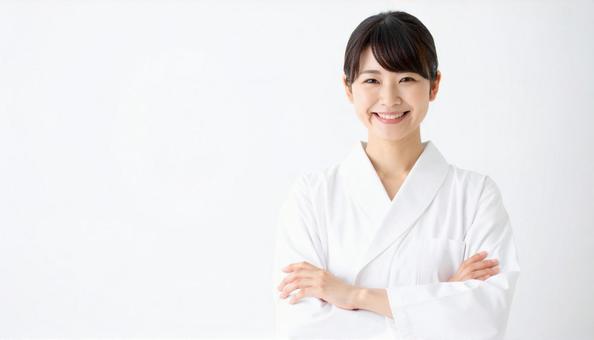 白衣を着た笑顔の女性のポートレート 白衣を着た笑顔の女性のポートレートの写真