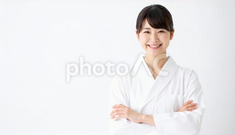 白衣を着た笑顔の女性のポートレート 人物,女性,美人の写真素材