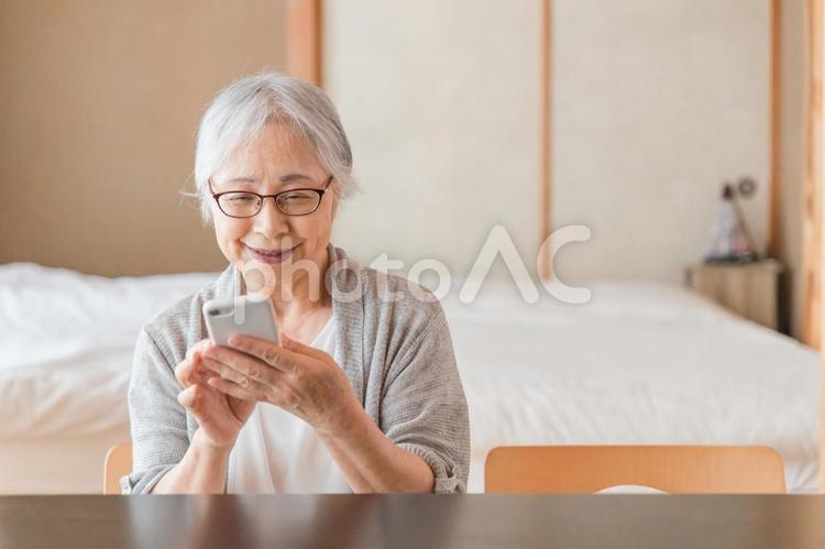 スマホを使う高齢者女性（アプリ） 高齢者,スマホ,スマートフォンの写真素材