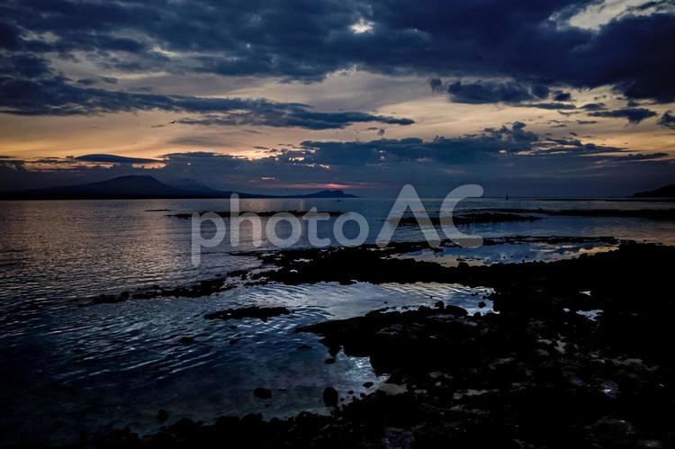 ＜五島＞夜明けのさんさん富江キャンプ村 鬼岳,空,青空の写真素材