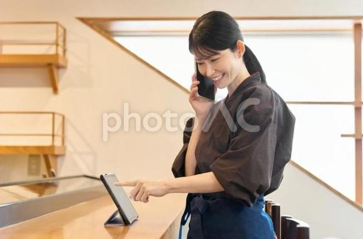 タブレットで管理をする飲食店の従業員 タブレット,従業員,女性の写真素材