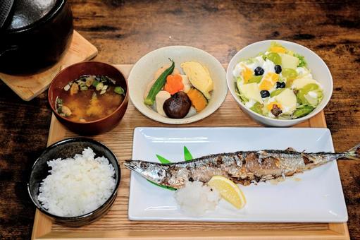 秋刀魚の定食 秋刀魚の定食 和食,和定食,ごはんの写真素材