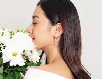 ウエディングドレスを着た女性 白い花22 ウエディングドレスを着た女性 白い花22の写真