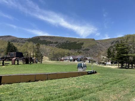 残雪の安達太良山から下山3 登山口 残雪の安達太良山から下山3 登山口 安達太良山,登山,トレッキングの写真素材