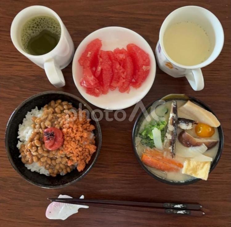 政府備蓄米ご飯に鮭フレークと納豆等の朝食 朝食,政府備蓄米,ご飯の写真素材