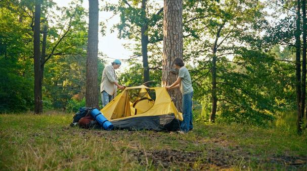 テントをしまう二人 テント,片付け,設営の写真素材