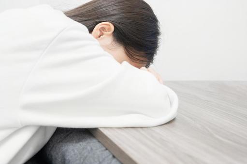 こたつで眠る女性 こたつ,女性,机の写真素材