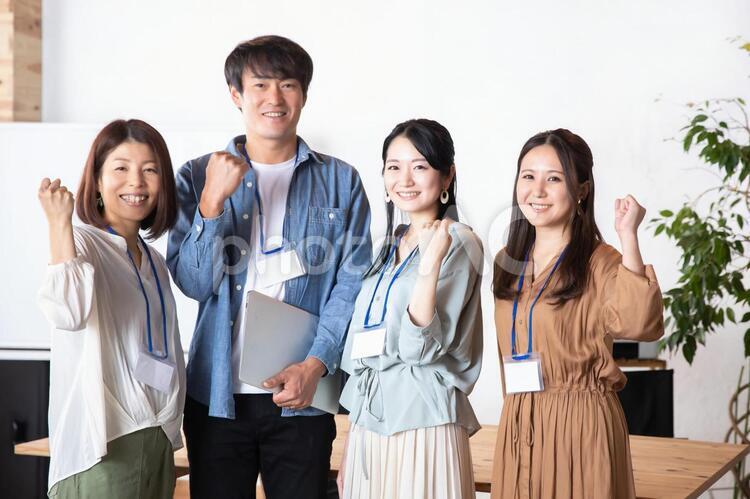 男女の会社員 クリエイター,se,ウェブデザイナーの写真素材