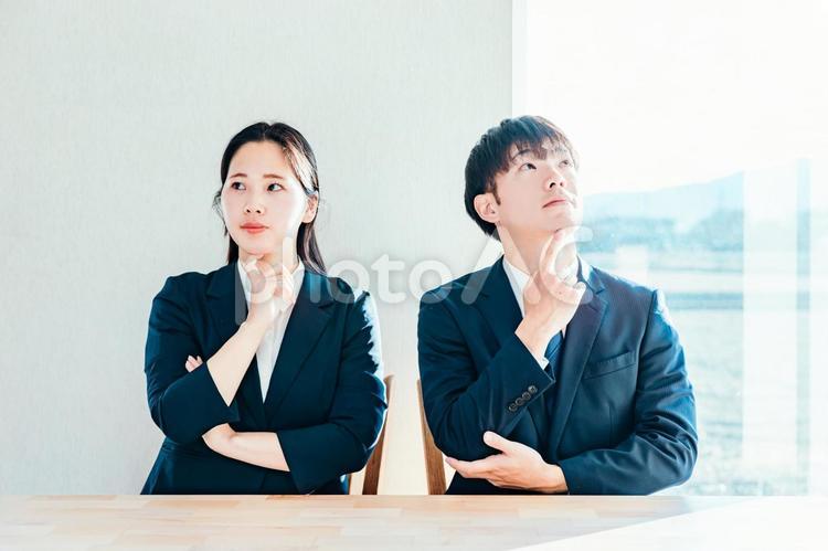 ビジネス男女が悩む　Business 悩む男女,社会人男女,働く男女の写真素材