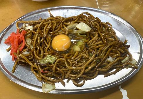 焼きそば 生たまご 銀皿 焼きそば 生たまご 銀皿の写真
