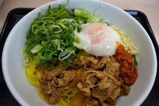 牛玉スタミナまぜそば 牛玉スタミナまぜそば 中華麺,牛肉,玉ねぎの写真素材