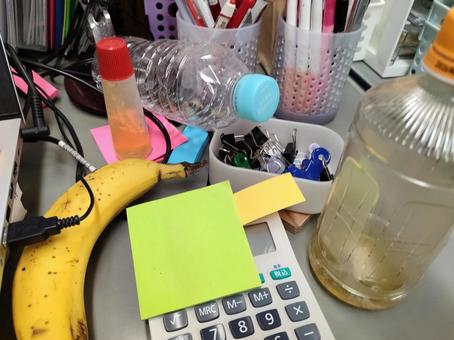 会社　机回り　散らかっている　 オフィス,事務,デスクの写真素材