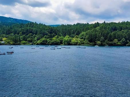 芦ノ湖海賊船にて箱根町港付近から見る西岸 芦ノ湖海賊船にて箱根町港付近から見る西岸 箱根町港,箱根海賊船,遊覧船の写真素材