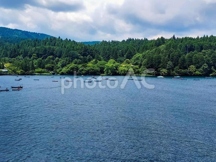 芦ノ湖海賊船にて箱根町港付近から見る西岸 箱根町港,箱根海賊船,遊覧船の写真素材