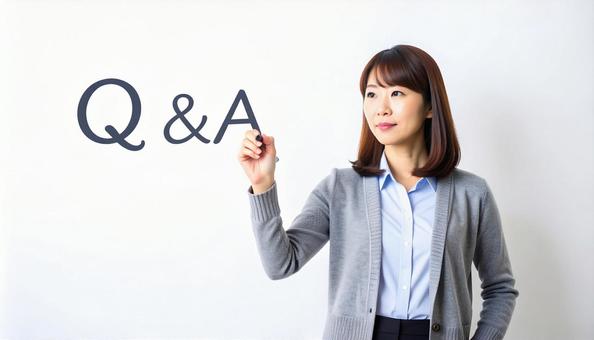 Q&Aの文字を書く女性 Q&Aの文字を書く女性の写真