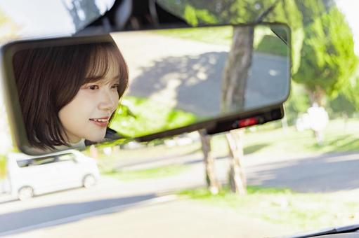 ルームミラーに映る女性 ルームミラーに映る女性 車,女性,運転の写真素材