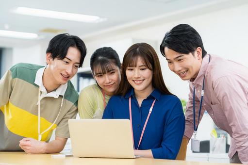 オフィスで働く若いエンジニア ビジネス,エンジニア,会議の写真素材