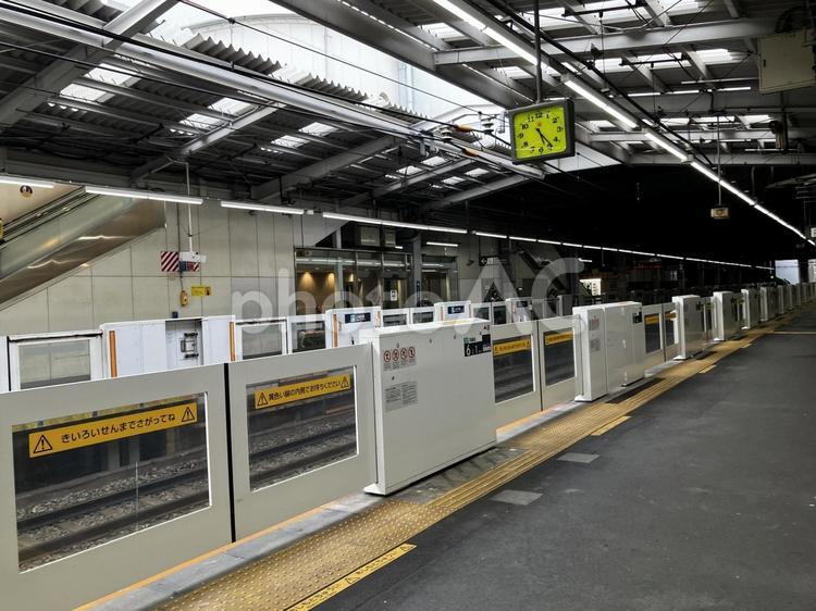 田園都市線の市が尾駅のホーム 市が尾駅,市ヶ尾,市ヶ尾駅の写真素材