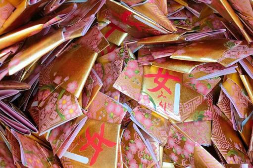 おみくじ 女性にしあわせを招く女みくじ おみくじ 女性にしあわせを招く女みくじ おみくじ,みくじ,神社の写真素材