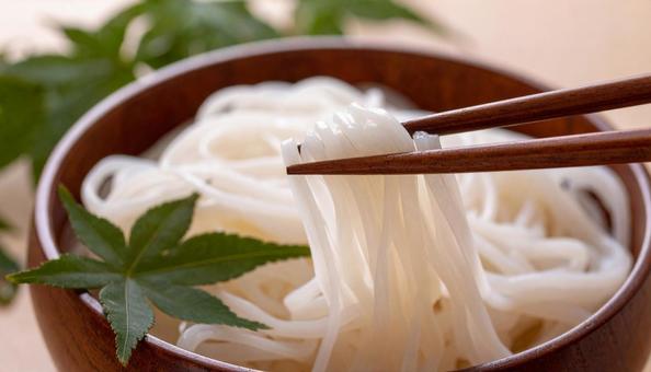 箸で掬う素麺 箸で掬う素麺の写真