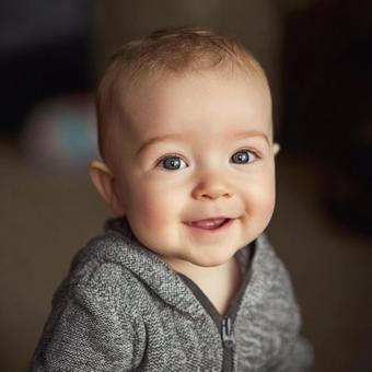 赤ちゃんの愛らしい表情：希望に満ちた未来の写真