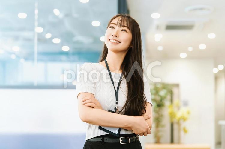 腕を組んで微笑む女性・ビジネスウーマン 女性,笑顔,微笑むの写真素材