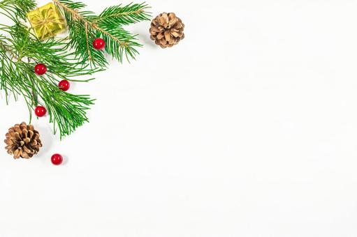 白背景のクリスマスデコレーション クリスマス,もみの木,松ぼっくりの写真素材