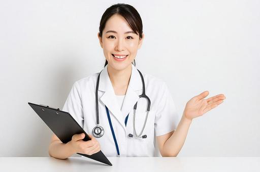 笑顔の保健師が説明中・白衣の看護師・相談 笑顔の保健師が説明中・白衣の看護師・相談の写真